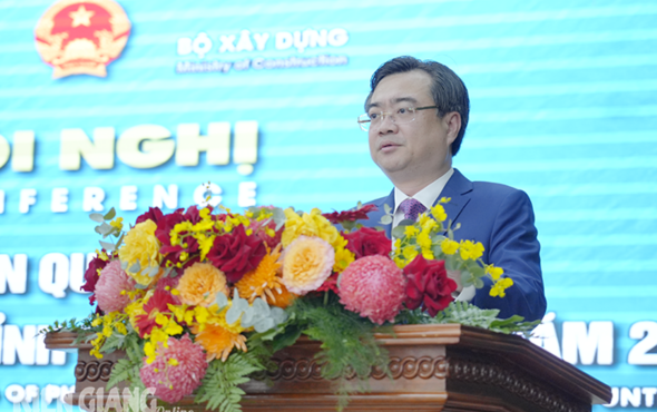 Đồng chí Nguyễn Thanh Nghị - Ủy viên Trung ương Đảng, Bộ trưởng Bộ Xây dựng phát biểu tại hội nghị.